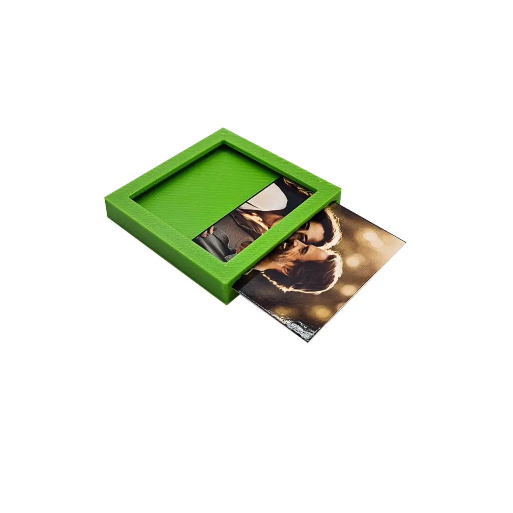 Magneet fotolijstje 5x5 cm groen zijkant.webp