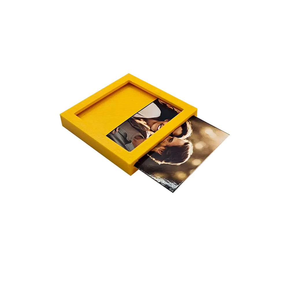 Magneet fotolijstje 5x5 cm geel zijkant.webp