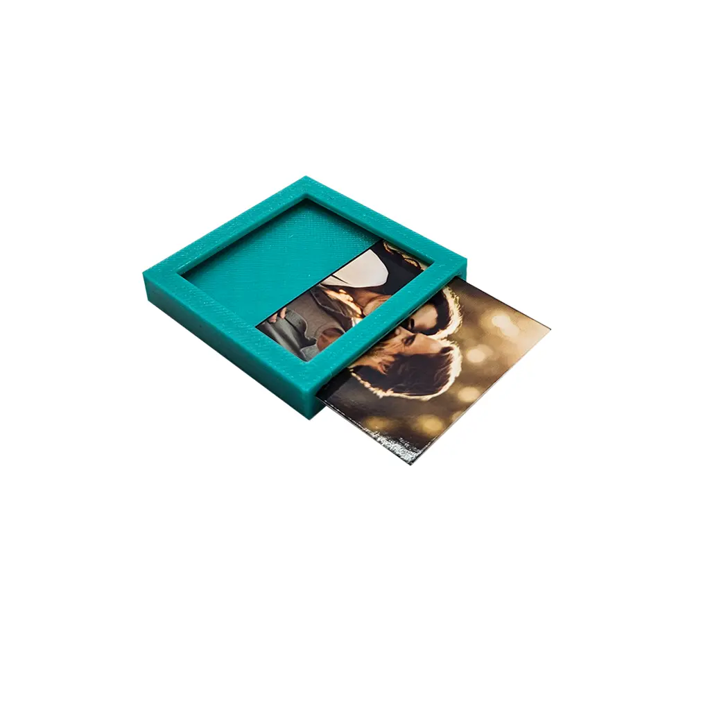 Magneet fotolijstje 5x5 cm smaragdgroen zijkant.webp